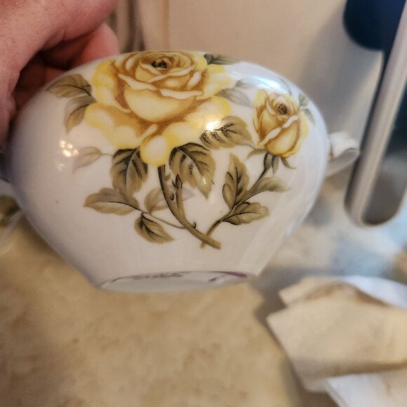 Harmony House Fine China Sugar Bowl With Yellow Rose Design & Gold Trim - Picture 6 of 6